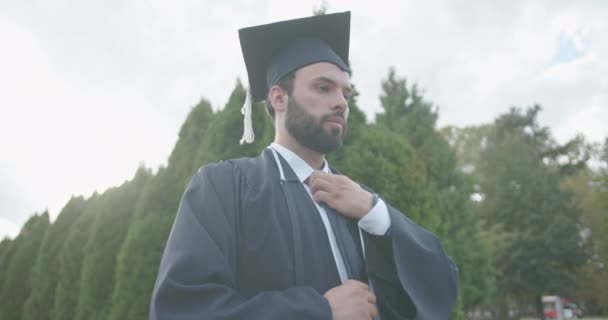 Άνδρας Αυτοπεποίθηση Απόφοιτος Ακαδημαϊκή Ενδυμασία Εξωτερικούς Χώρους Εξετάζοντας Τις Μελλοντικές — Αρχείο Βίντεο