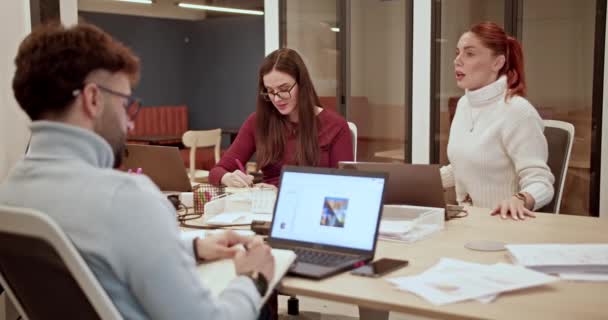 現代的なオフィスの設定で戦略セッションに従事する若く成功したビジネス同僚のグループ — ストック動画