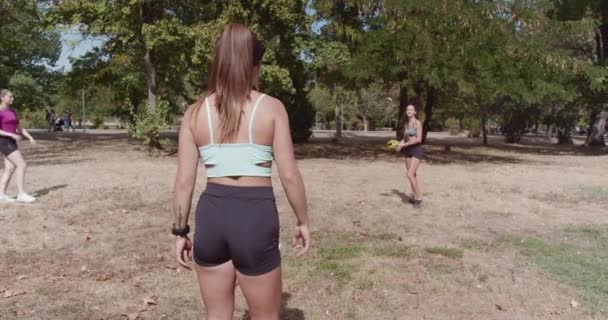Zdolne Kobiety Angażujące Się Ćwiczenia Świeżym Powietrzu Grające Rugby Ball — Wideo stockowe