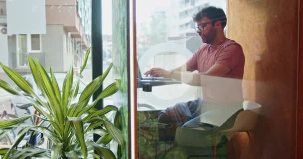 Ein Mann Lässiger Kleidung Ist Während Der Arbeit Einem Laptop — Stockvideo