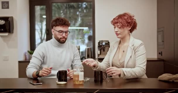 Kolegové Zaujatí Obchodním Setkáním Nápaditými Nápady Popíjením Kávy Čaje Elegantní — Stock video