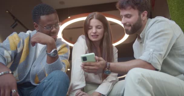 Многонациональная Бизнес Группа Отдыхает Работы Смотрят Забавные Ролики Телефону Веселятся — стоковое видео