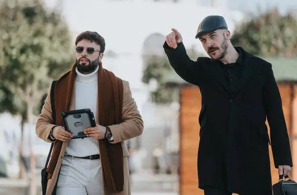 Zwei Professionelle Männer Stylischen Outfits Gehen Und Reden Wobei Einer — Stockfoto