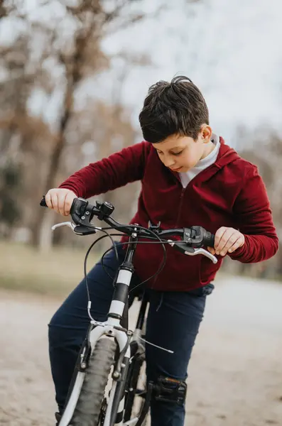 Młody Chłopiec Doświadcza Szczęścia Swobody Jazdy Rowerze Świeżym Powietrzu Parku — Zdjęcie stockowe