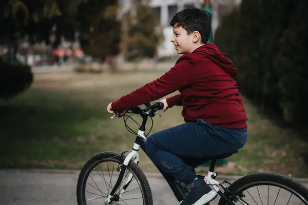 Niño Montando Bicicleta Tranquilamente Parque Ciudad Experimentando Alegría Libertad Infancia —  Fotos de Stock