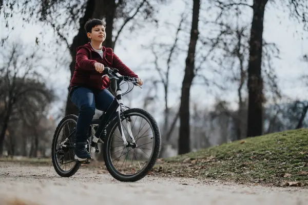 Petit Garçon Décontracté Insouciant Vélo Dans Parc Urbain Luxuriant Embrassant — Photo