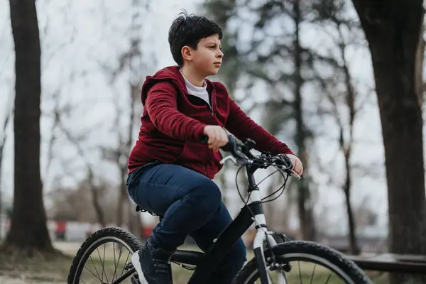 Niño Despreocupado Monta Bicicleta Través Exuberante Parque Urbano Verde Que —  Fotos de Stock