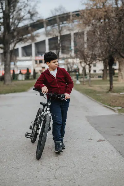 Młody Dzieciak Pokazuje Radość Aktywność Podczas Jazdy Rowerze Parku Emanując — Zdjęcie stockowe