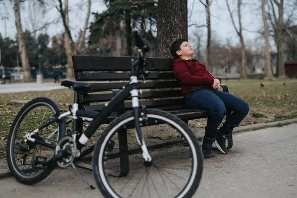 Activo Joven Toma Descanso Banco Del Parque Junto Bicicleta Disfrutando —  Fotos de Stock