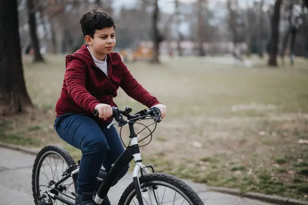 Bisiklet Süren Genç Bir Çocuk Şehir Parkının Yeşilliklerinde Keyifli Özgür — Stok fotoğraf