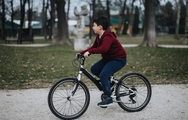 Bir Çocuk Yeşil Bir Parkta Bisiklet Sürmekten Zevk Alır Açık — Stok fotoğraf