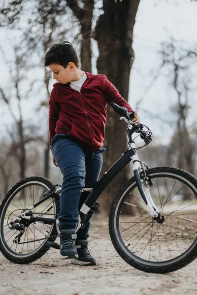 Chłopiec Wybiera Się Relaksującą Przejażdżkę Rowerem Wzdłuż Szlaku Parku Doświadczając — Zdjęcie stockowe
