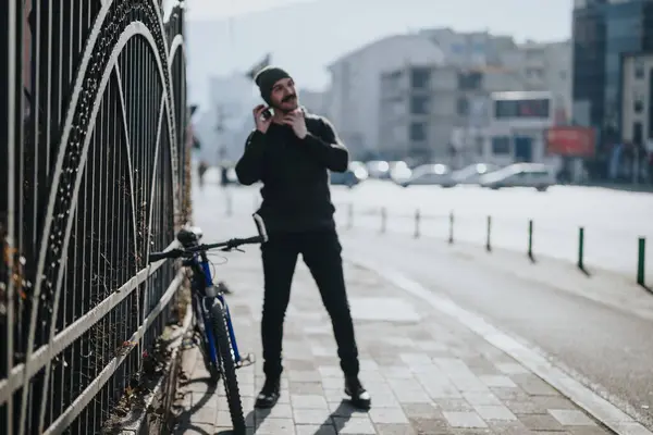 Стильный Молодой Человек Пользующийся Смартфоном Рядом Велосипедом Солнечном Городском Тротуаре — стоковое фото