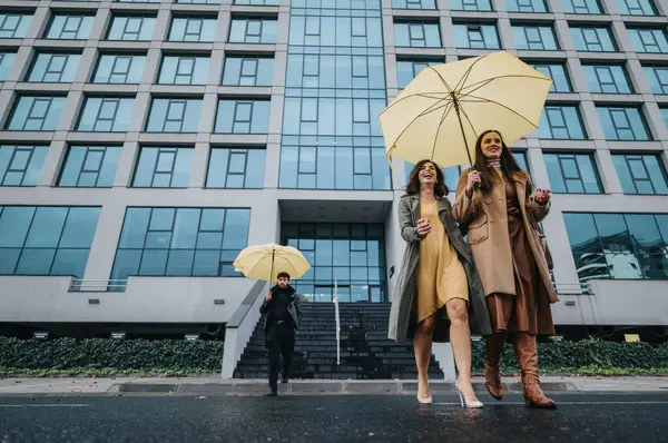 Радостные Женщины Ходят Желтыми Зонтиками Улицам Города Дождливую Погоду — стоковое фото