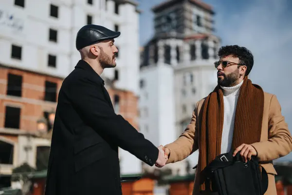 时尚男性专业人员以坚定的握手 专注于伙伴关系和成功 展示时尚和城市生活 — 图库照片