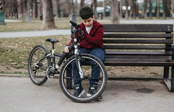 Niño Alegre Descansa Banco Con Bicicleta Soleado Parque Aire Libre —  Fotos de Stock