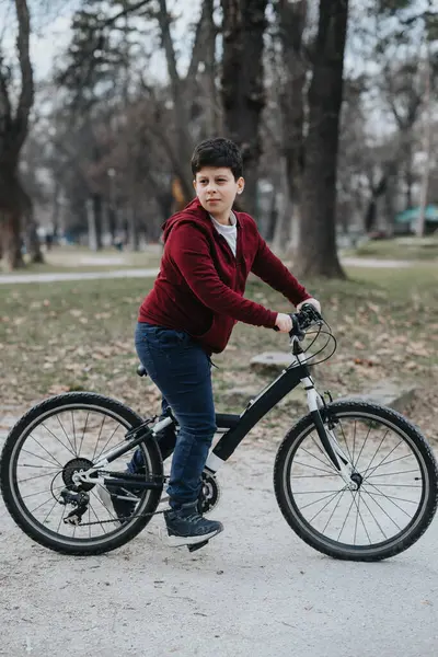 Aktywny Młody Chłopiec Radością Jeździ Rowerze Przez Spokojne Otoczenie Parku — Zdjęcie stockowe