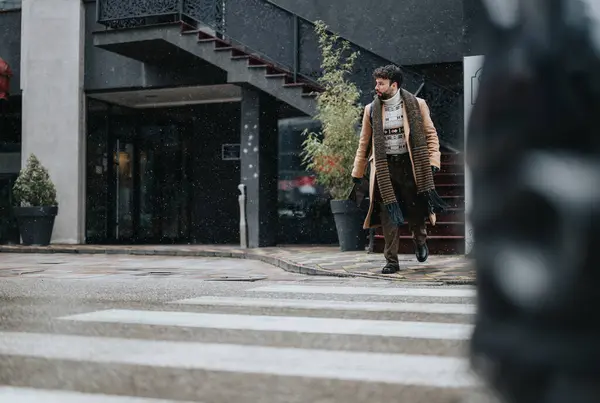 Элегантно Одетый Человек Прогуливается Снежным Улицам Города Демонстрируя Зимнюю Моду — стоковое фото