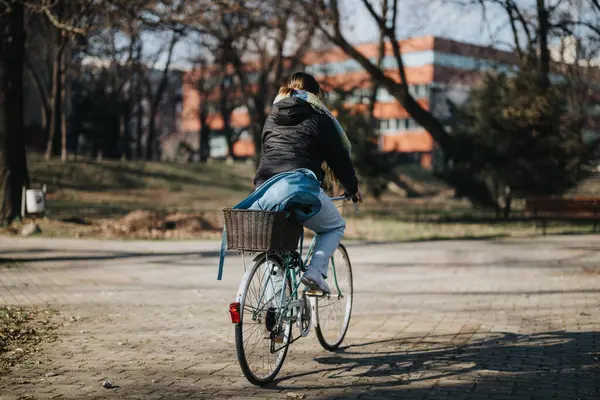 Huzurlu Bir Parkta Bisiklet Sürmekten Hoşlanan Bir Insan Altın Güneş — Stok fotoğraf