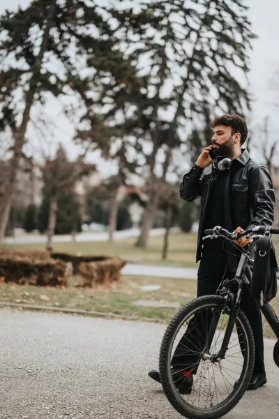 Şık Bir Işadamı Dışarıda Bisikletle Beklerken Telefonunu Kontrol Ediyor Aktif — Stok fotoğraf