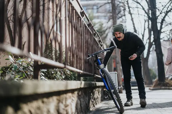 Keskittynyt Puolivälissä Aikuinen Mies Rento Pukea Pysäyttää Hänen Polkupyörän Ratsastaa — kuvapankkivalokuva