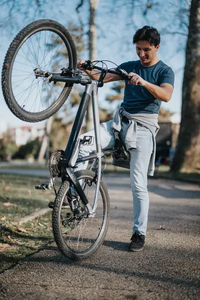 Radosny Człowiek Cieszy Się Rekreacją Świeżym Powietrzu Podnosząc Swój Rower — Zdjęcie stockowe