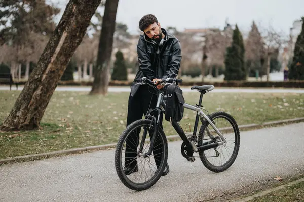 Ένας Στοχαστικός Επιχειρηματίας Κάνει Ένα Διάλειμμα Στο Πάρκο Ποδήλατό Του — Φωτογραφία Αρχείου