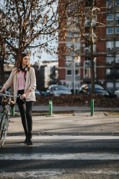 Stylish Young Female Bicycle Waiting Cross Road Urban Environment Exuding — Stock Photo, Image