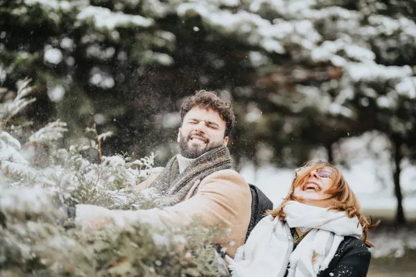 Χαρούμενοι Νέοι Επιχειρηματίες Γελάνε Μαζί Μια Χιονισμένη Χειμωνιάτικη Μέρα — Φωτογραφία Αρχείου