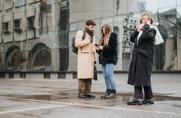 Genç Arkadaşları Karlı Bir Şehir Gününde Dışarıda Dikilirken Akıllı Bir — Stok fotoğraf
