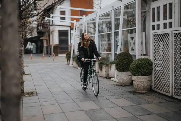Стильная Женщина Расслабленной Осанкой Едет Велосипеде Городскому Тротуару Передавая Ощущение — стоковое фото