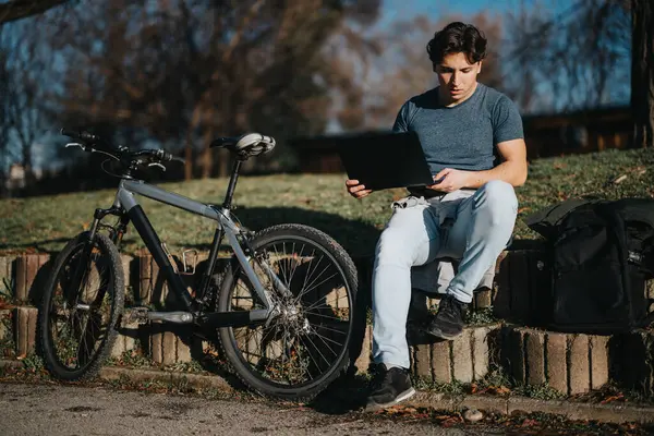 Hombre Descansando Una Acera Con Portátil Con Una Bicicleta Una —  Fotos de Stock