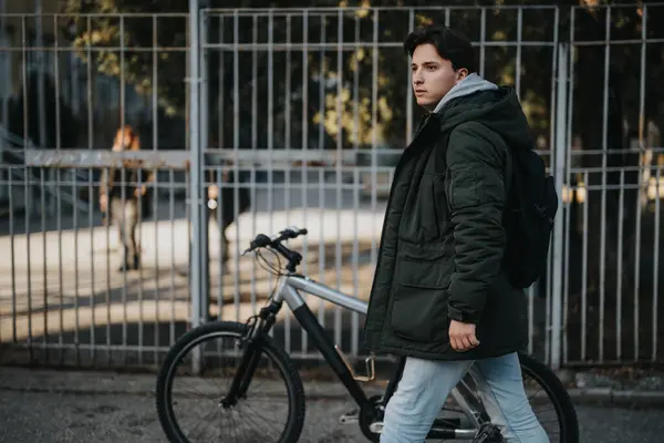 Jeune Homme Adulte Promène Côté Son Vélo Dans Cadre Urbain — Photo