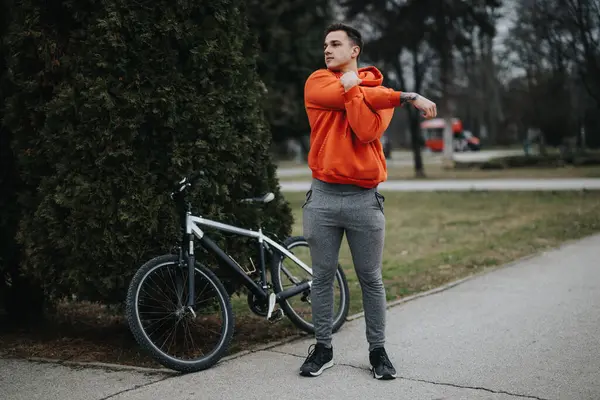 Jeune Homme Tenue Décontractée Faisant Une Pause Côté Son Vélo — Photo