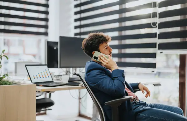 Gut Aussehender Männlicher Mitarbeiter Telefoniert Büro — Stockfoto