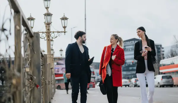 Three Young Professionals Engage Conversation While Walking Together City Streets — Stock Photo, Image