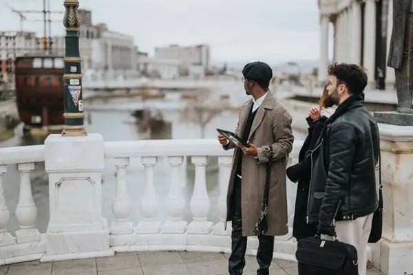 Şehir Manzarasında Dijital Tabletle Çalışan Genç Ortakları Modern Girişimciliği Sembolize — Stok fotoğraf