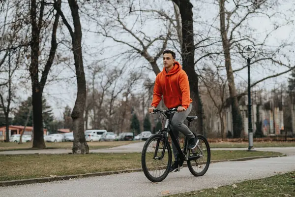 オーバーキャストされた日に景色の公園で自転車に乗って楽しむアクティブな若い大人 屋外で抱擁 — ストック写真