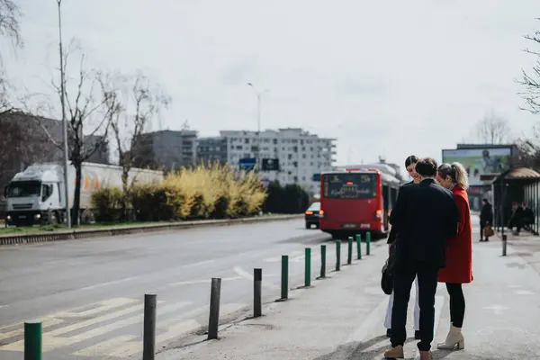 Tres Individuos Parados Una Parada Autobús Conversando Con Autobús Urbano — Foto de Stock