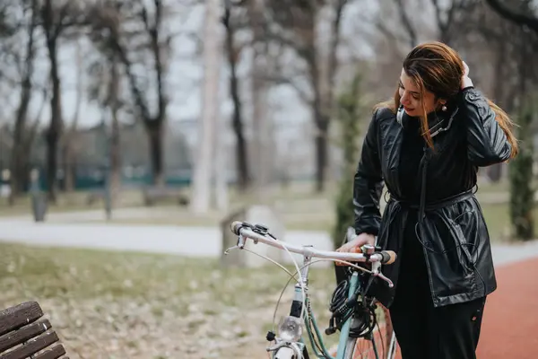 Стильная Деловая Женщина Велосипеде Наслаждается Отдыхом Городском Парке Источая Городскую — стоковое фото