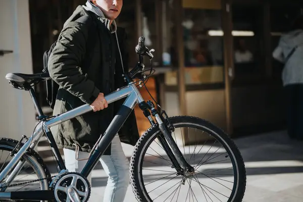 Moderno Viajero Urbano Masculino Sosteniendo Una Bicicleta Una Calle Soleada — Foto de Stock