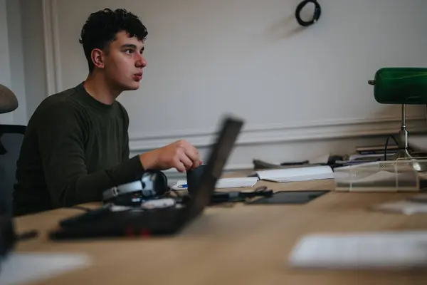 Focused Young Man Curly Hair Engaged Work His Laptop Cluttered — Stock Photo, Image