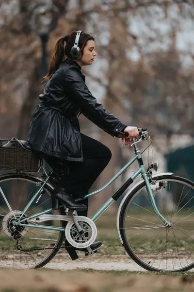 Стильная Молодая Деловая Женщина Катается Велосипеде Парке Демонстрируя Уверенность Элегантность — стоковое фото