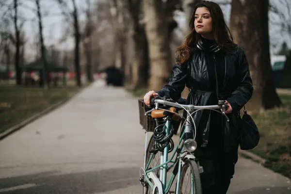 Профессиональная Женщина Кожаной Куртке Стоит Своим Велосипедом Городском Парке Отражая — стоковое фото
