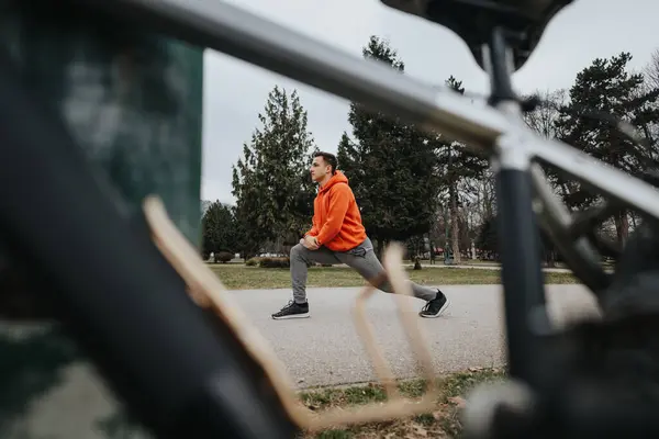 Jeune Homme Gare Son Vélo Pour Promener Dans Parc Serein — Photo