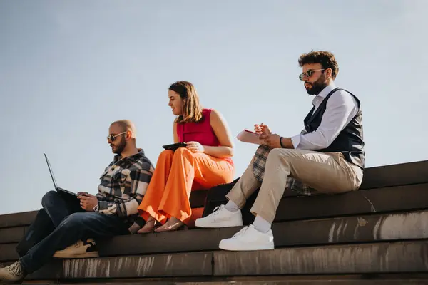 Tres Jóvenes Profesionales Participan Una Discusión Negocios Mientras Están Sentados —  Fotos de Stock