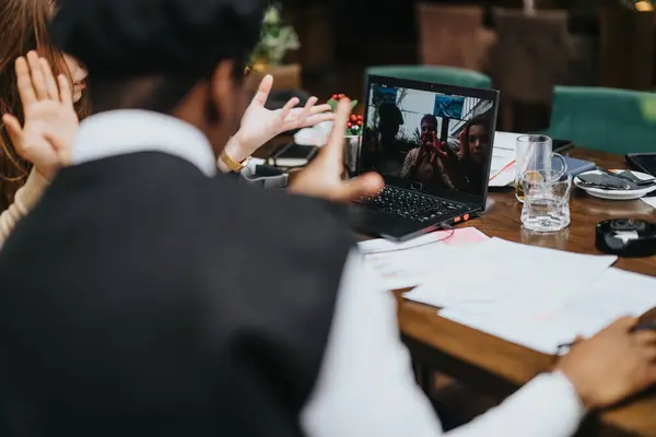 Grupo Empresarial Multiétnico Colaborando Café Acolhedor Laptop Documentos Discussão Enérgica — Fotografia de Stock