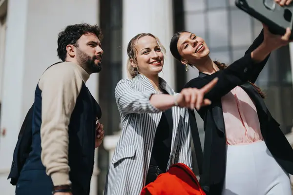 Entusiastiska Unga Företagare Delar Ett Ögonblick Tar Selfie Samtidigt Som — Stockfoto