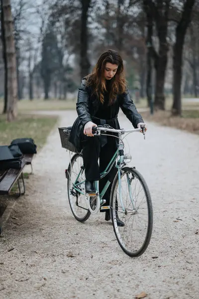 Молодая Стильная Деловая Женщина Наслаждается Велосипедной Прогулкой Парке Излучая Элегантность — стоковое фото