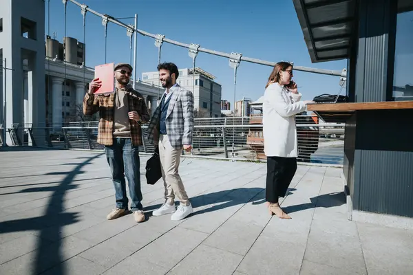 年轻的商业专业人士在户外一起工作的动态照片 用平板电脑讨论市中心的策略 — 图库照片
